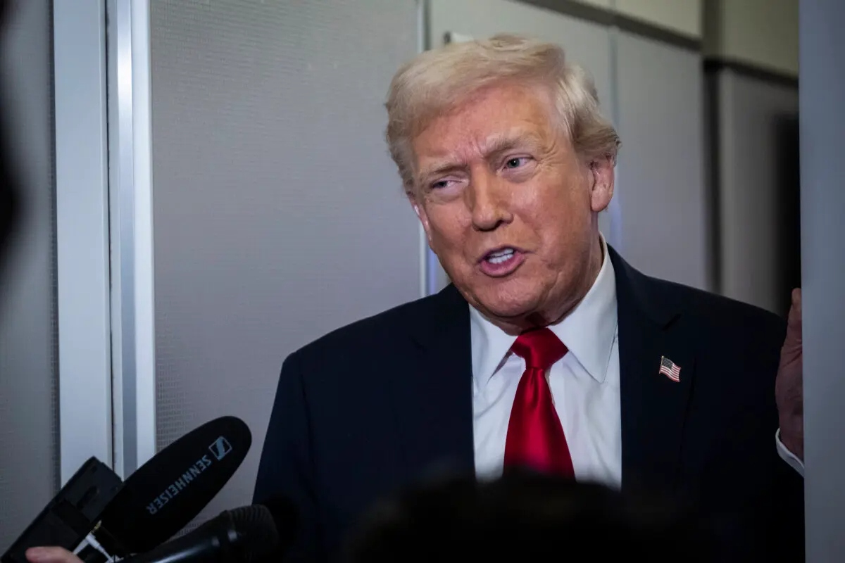 El presidente Donald Trump habla con los medios de comunicación a bordo del Air Force One durante su vuelo a Florida el 25 de noviembre de 2025. (Pete Marovich/Getty Images)