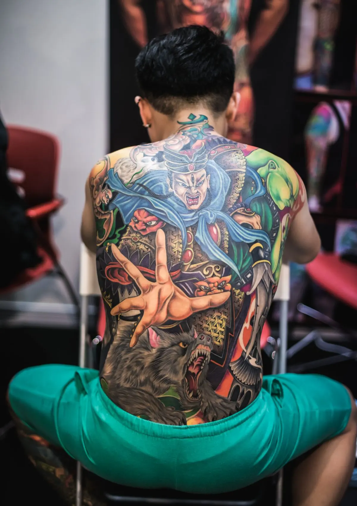 <em>Un aficionado a los tatuajes muestra sus tatuajes en la Convención Internacional de Tatuajes de Hong Kong, celebrada en Kowloon, Hong Kong, el 2 de octubre de 2015. (Keith Tsuji/Getty Images)</em>