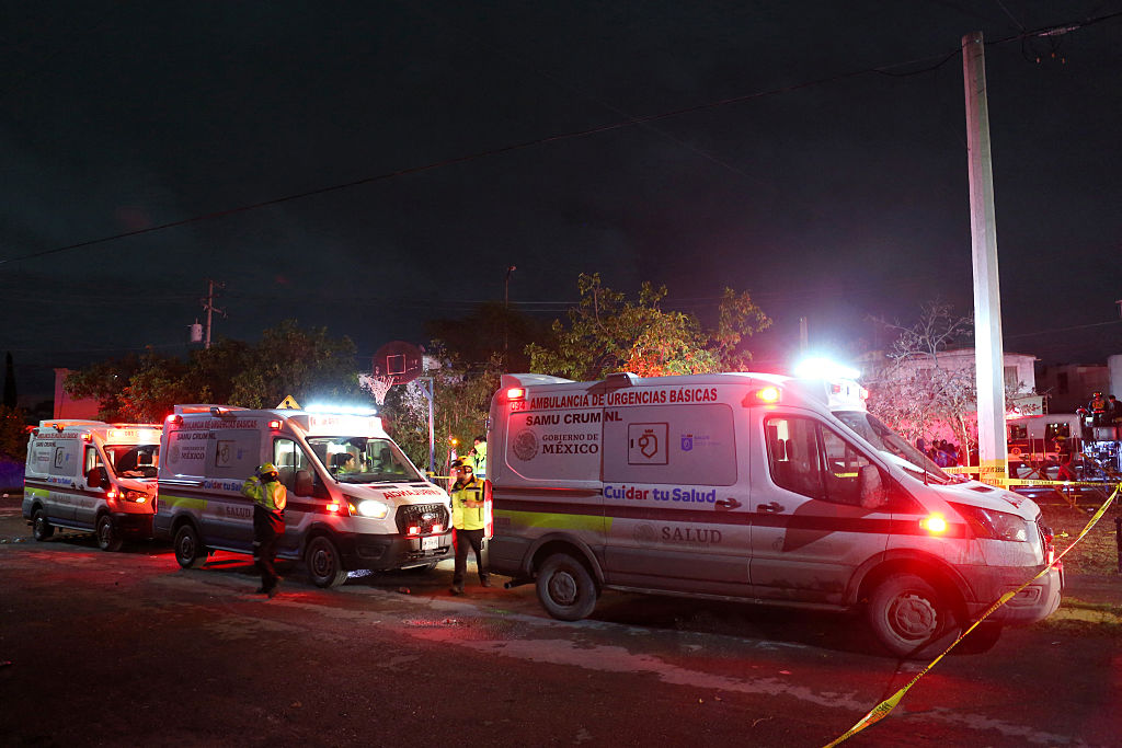Ambulancias esperan afuera de una casa donde se fabricaban fuegos artificiales clandestinos, luego de una explosión que dejó tres muertos y seis heridos en Pesquería, Nuevo León, México, el 28 de noviembre de 2025. (Foto de Julio Cesar AGUILAR / AFP vía Getty Images)