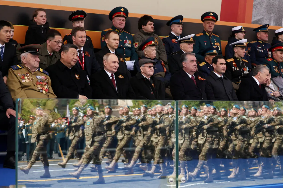 <em>Espectadores, entre ellos el presidente ruso Vladimir Putin, el presidente chino Xi Jinping, el presidente tayiko Emomali Rahmon, el presidente turcomano Serdar Berdimuhamedow y el presidente uzbeko Shavkat Mirziyoyev, asisten a un desfile militar en conmemoración del 80 aniversario de la victoria sobre la Alemania nazi en la Segunda Guerra Mundial, en la Plaza Roja del centro de Moscú, el 9 de mayo de 2025. (Sputnik/Vyacheslav Prokofyev/Pool vía Reuters)</em>