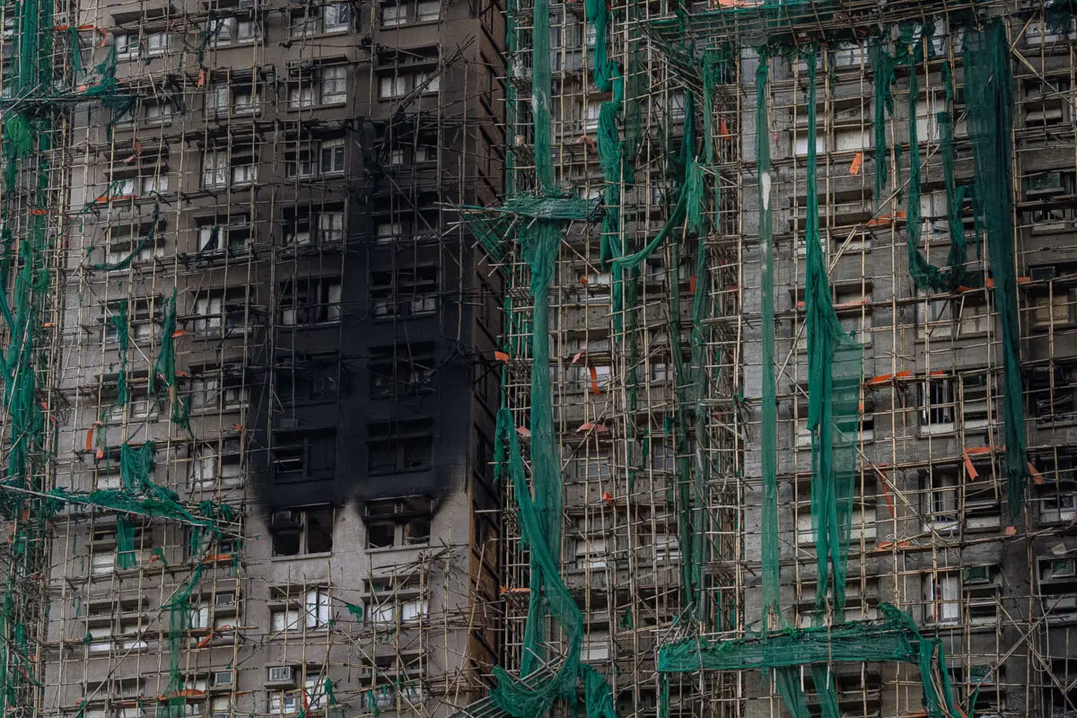 Edificios quemados en el lugar del incendio que se inició en Wang Fuk Court, una urbanización residencial en el distrito de Tai Po, en los Nuevos Territorios de Hong Kong, el 28 de noviembre de 2025. (Chan Long Hei/AP Photo).