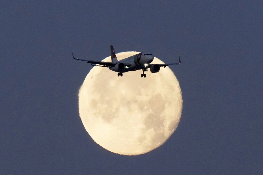 <em>Un Airbus A320 de TAP Air Portugal se recorta contra la luna poniente mientras se aproxima para aterrizar en Lisboa, Portugal, el 23 de junio de 2024. (Foto AP/Armando Franca, Archivo)</em>