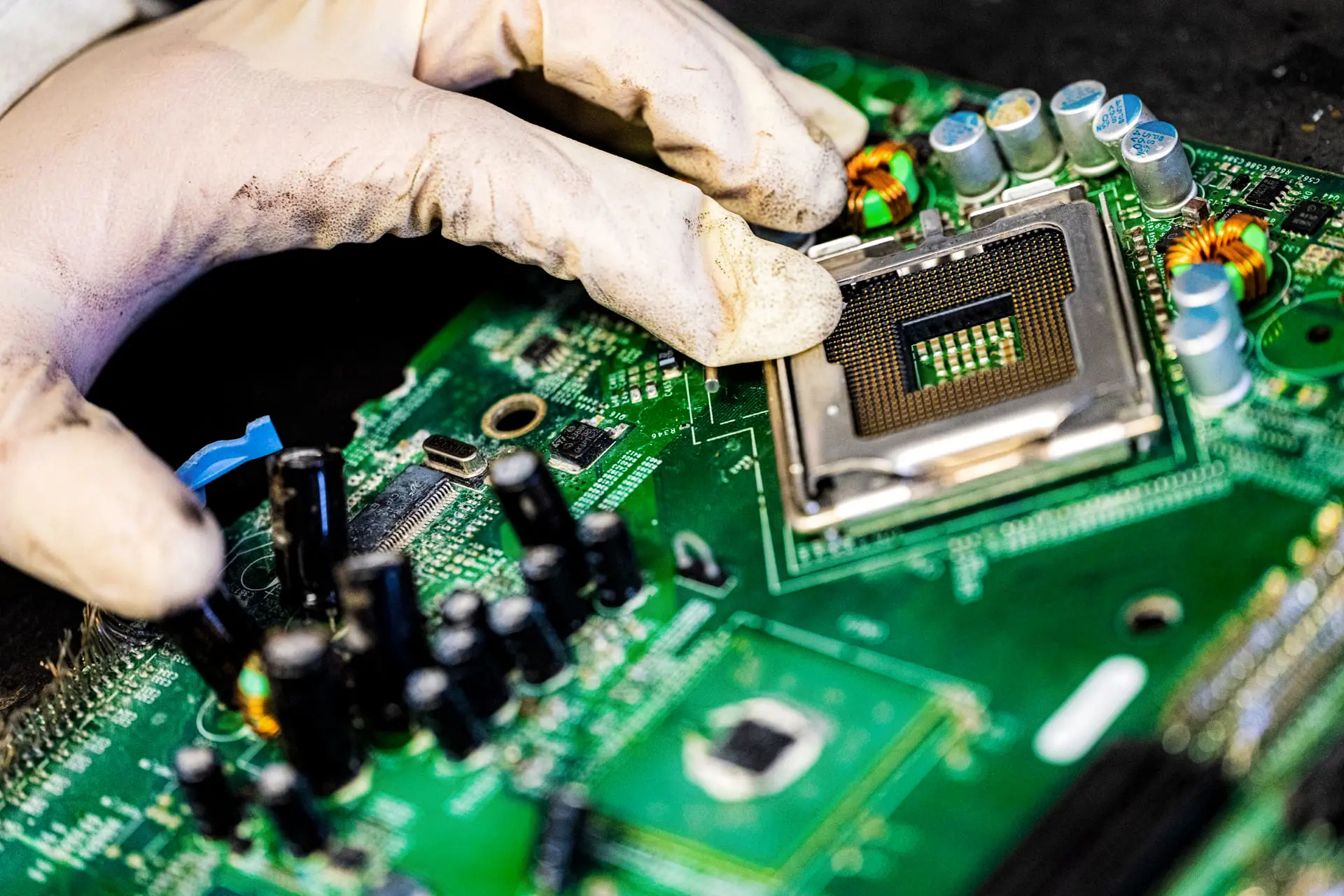 Un proceso de calentamiento instantáneo por efecto Joule desarrollado en la Universidad Rice recupera metales valiosos de los residuos electrónicos. El proceso permite la "minería urbana" de recursos. (Jeff Fitlow/Universidad Rice).