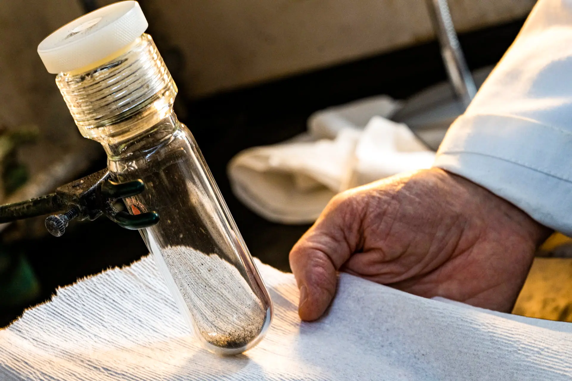 (Arriba) La innovadora investigación se basa en el desarrollo realizado por Tour en 2020 de aplicaciones para la eliminación y el reciclaje de residuos mediante el calentamiento instantáneo por efecto Joule. (Abajo) Un frasco contiene metales que han sido separados de otros componentes en una placa de circuito triturada mediante el calentamiento instantáneo por efecto Joule en un laboratorio de la Universidad Rice. (Laboratorio de James Tour/Universidad Rice, Jeff Fitlow/Universidad Rice).