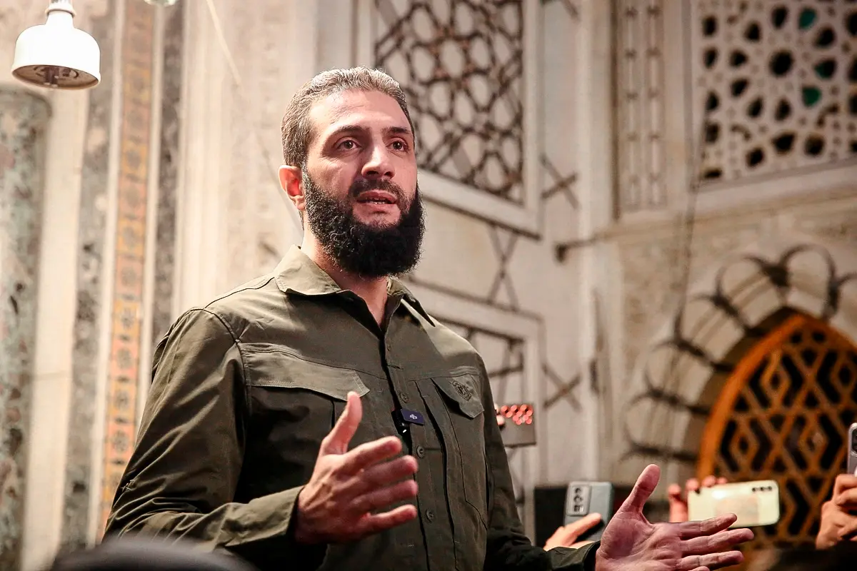 <em>El líder del partido islamista sirio Hayat Tahrir al-Sham (HTS), Ahmed al-Sharaa, se dirige a una multitud en la Mezquita Omeya de Damasco, Siria, el 8 de diciembre de 2024. (Aref Tammawi / AFP)</em>