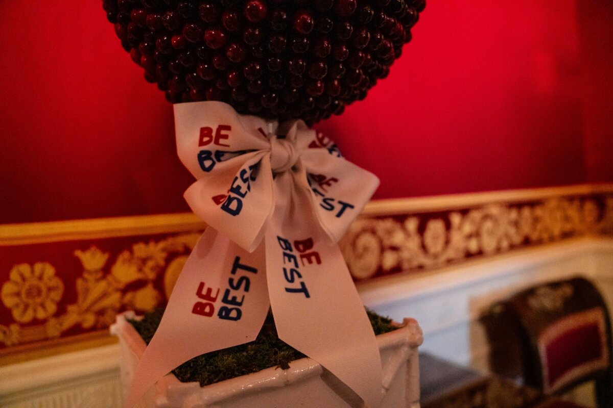Decoraciones navideñas en la Casa Blanca con el tema "El hogar es donde está el corazón" el 1 de diciembre de 2025. (Madalina Kilroy/The Epoch Times).