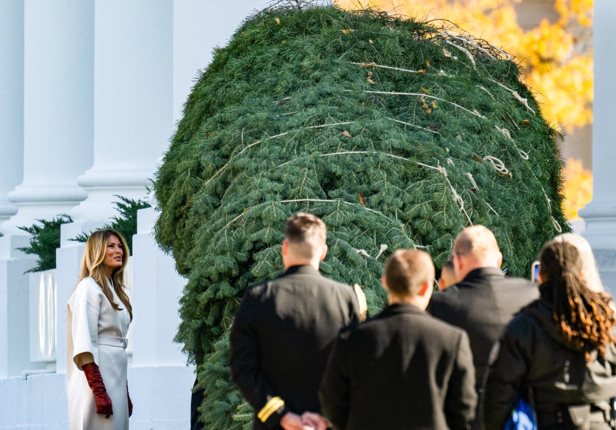 La primera dama Melania Trump da la bienvenida al árbol de Navidad oficial de la Casa Blanca para 2025 en la Casa Blanca el 24 de noviembre de 2025. El abeto concolor de 7,6 metros fue cultivado en Korson's Tree Farms, en Sidney Township, Míchigan, y se exhibirá en el Salón Azul de la Casa Blanca durante las fiestas navideñas. (Andrew Caballero-Reynolds/AFP a través de Getty Images).