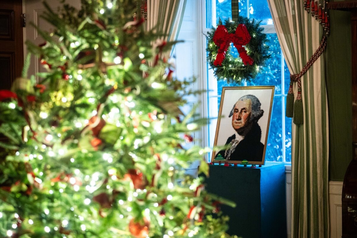 Un retrato de LEGO del presidente George Washington en la Casa Blanca el 1 de diciembre de 2025. (Madalina Kilroy/The Epoch Times).