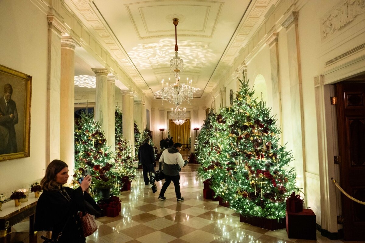 Las decoraciones navideñas con el tema "El hogar es donde está el corazón" adornan la Casa Blanca el 1 de diciembre de 2025. (Madalina Kilroy/The Epoch Times).