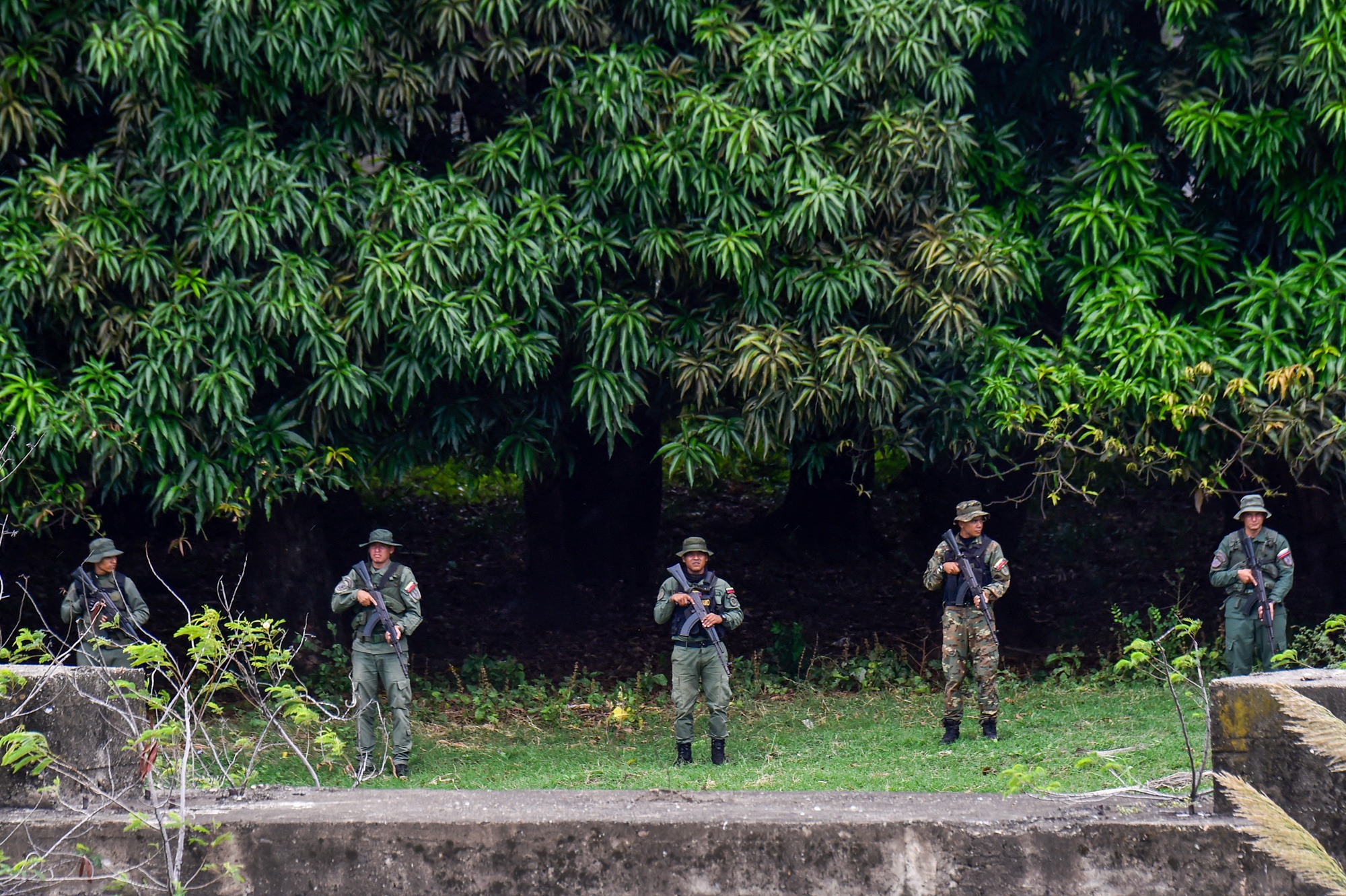 Miembros del ejército venezolano patrullan alrededor del puente internacional Simón Bolívar en la frontera entre Colombia y Venezuela, visto desde Villa del Rosario, Colombia, el 16 de octubre de 2025. (Schneyder Mendoza/AFP vía Getty Images).