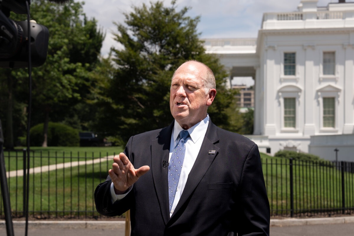 El zar de la frontera, Tom Homan, habla con los periodistas en la Casa Blanca el 30 de junio de 2025. (Madalina Kilroy/The Epoch Times).