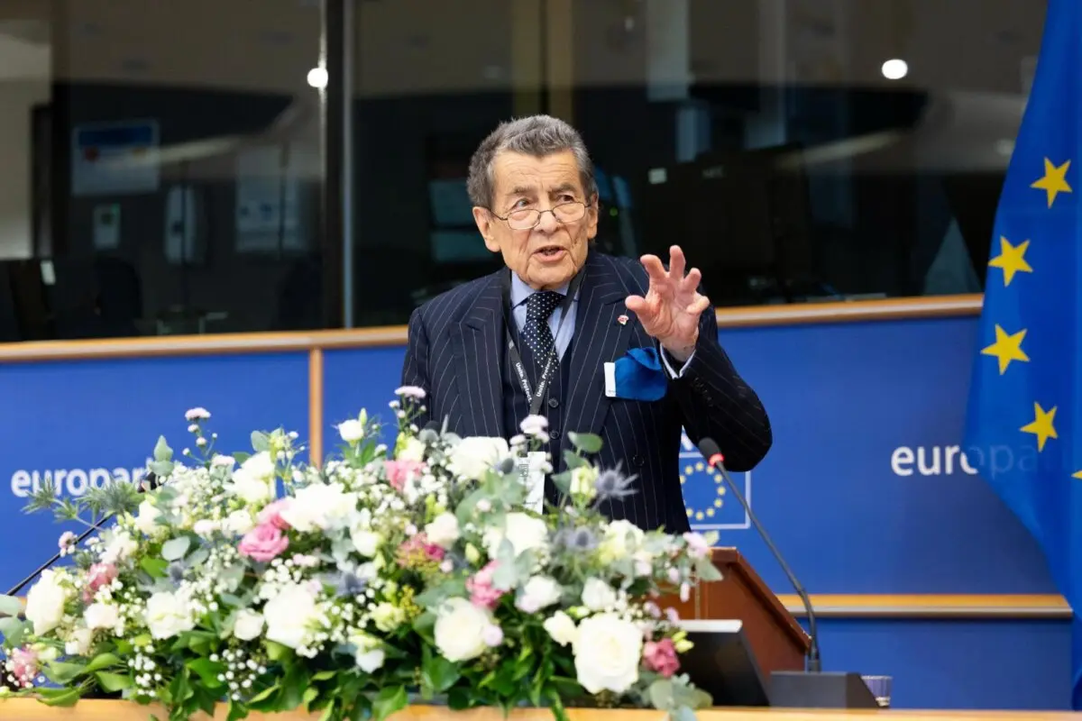 Geoffrey Nice, quien presidió la Corte Internacional de Justicia para China, habla en la quinta cumbre anual de la Alianza Interparlamentaria sobre China en Bruselas el 7 de noviembre de 2025. (Cortesía de IPAC).