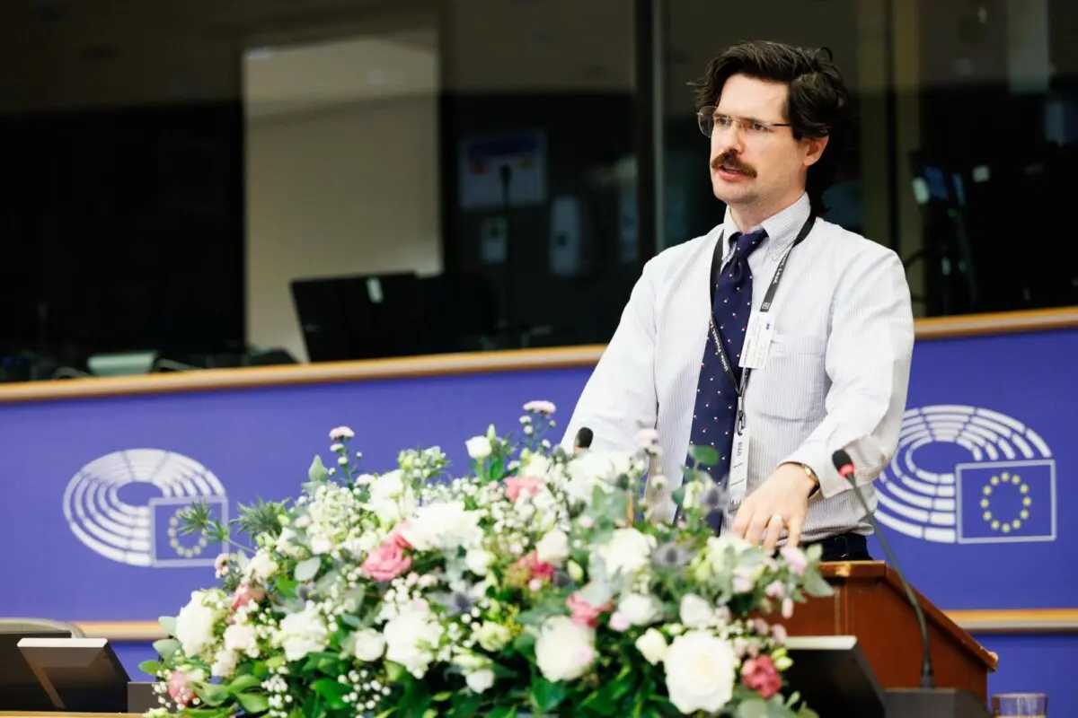 Matthew Robertson, investigador de estudios sobre China en la Fundación Memorial de las Víctimas del Comunismo, habla en la quinta cumbre anual de la Alianza Interparlamentaria sobre China en Bruselas el 7 de noviembre de 2025. (Cortesía de IPAC).