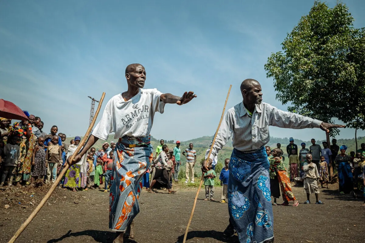 Repatriados congoleños de Kimoka interpretan danzas tradicionales antes de la visita del Alto Comisionado de las Naciones Unidas para los Refugiados, Filippo Grandi, a un campamento en Sake, al este de la República Democrática del Congo, el 29 de agosto de 2025. (Jospin Mwisha/AFP a través de Getty Images)