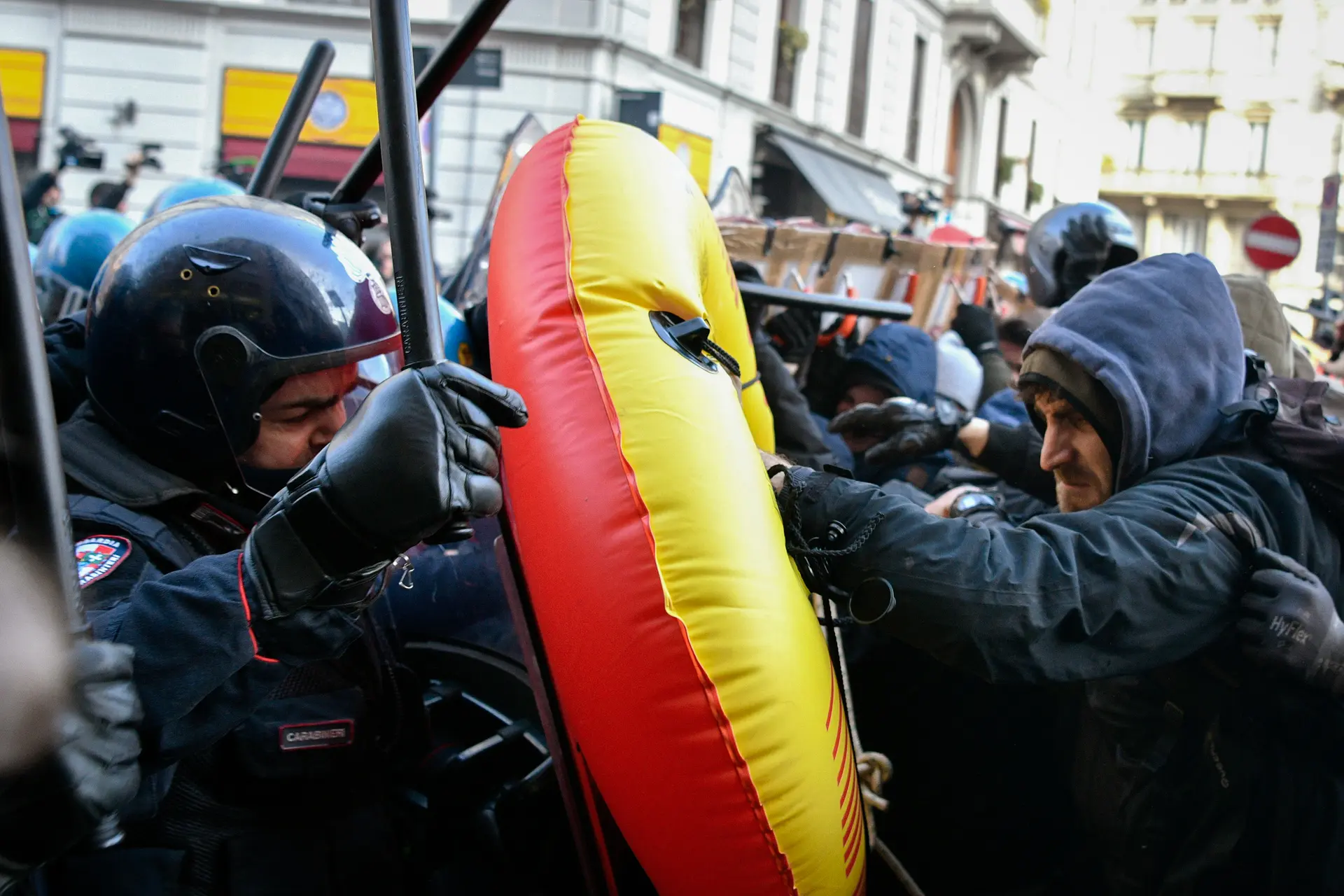 Agentes de policía y manifestantes se enfrentan durante una marcha antifascista y antirracista para protestar contra un mitin electoral del partido Lega Nord en la Piazza Duomo de Milán, el 24 de febrero de 2018. (Francesca Volpi/Getty Images).