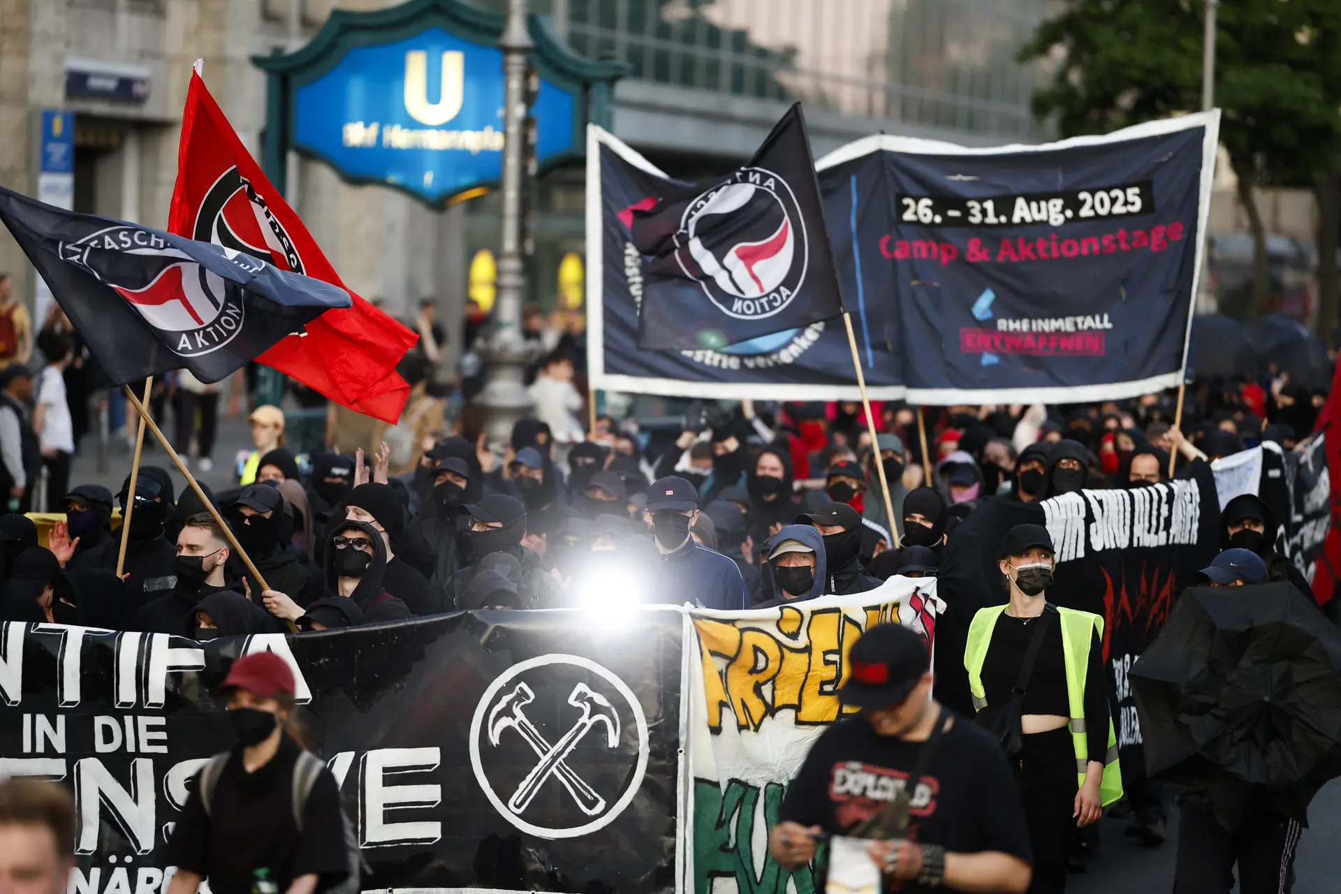 Manifestantes sostienen banderas y pancartas antifa durante una marcha revolucionaria del Primero de Mayo en el distrito de Neukoelln, en Berlín, el 1 de mayo de 2025. La administración Trump designó al grupo alemán Antifa Ost como organización terrorista extranjera; también se le conoce como "Hammerbande", que en alemán significa "banda del martillo". (Odd Andersen/AFP a través de Getty Images).