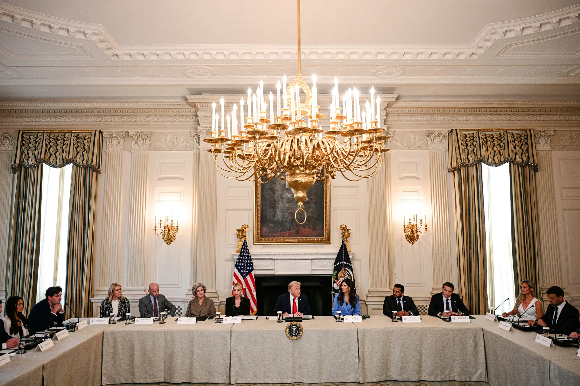 El presidente Donald Trump (C) preside una mesa redonda sobre Antifa en el Comedor de Estado de la Casa Blanca el 8 de octubre de 2025. La designación como organización terrorista extranjera se produjo tras la orden de Trump en septiembre de calificar a Antifa como organización terrorista nacional. (Jim Watson/AFP a través de Getty Images).