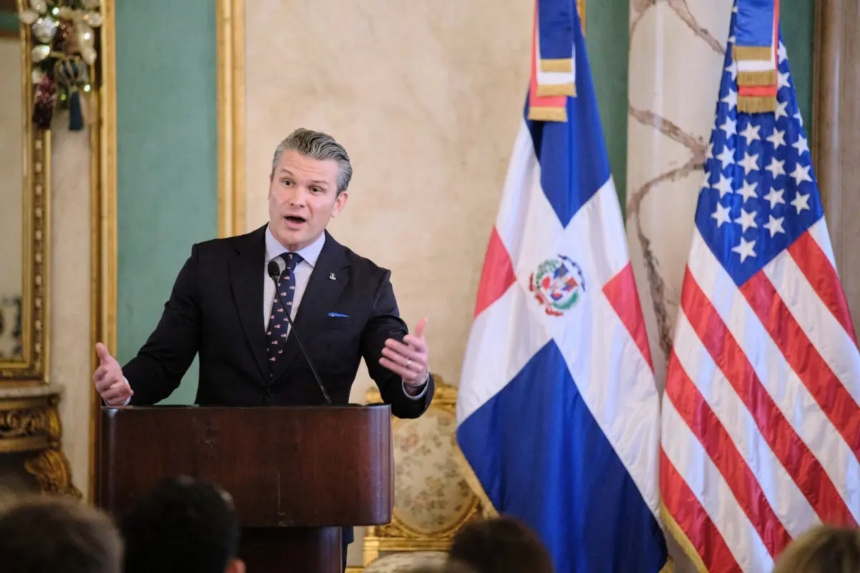El secretario de Defensa de los Estados Unidos, Pete Hegseth, habla durante una conferencia de prensa tras una reunión con el presidente de la República Dominicana, Luis Abinader, en el Palacio Nacional de Santo Domingo, República Dominicana, el 26 de noviembre de 2025. (Ricardo Hernadez/AP Photo)