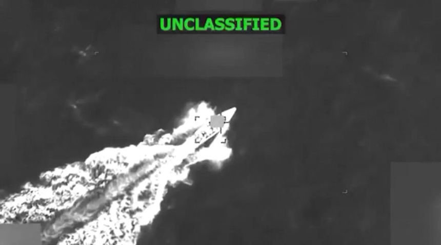 Fotograma de las imágenes de un ataque contra un presunto barco de drogas en el Caribe, el 6 de noviembre de 2025. (@SecWar/X)