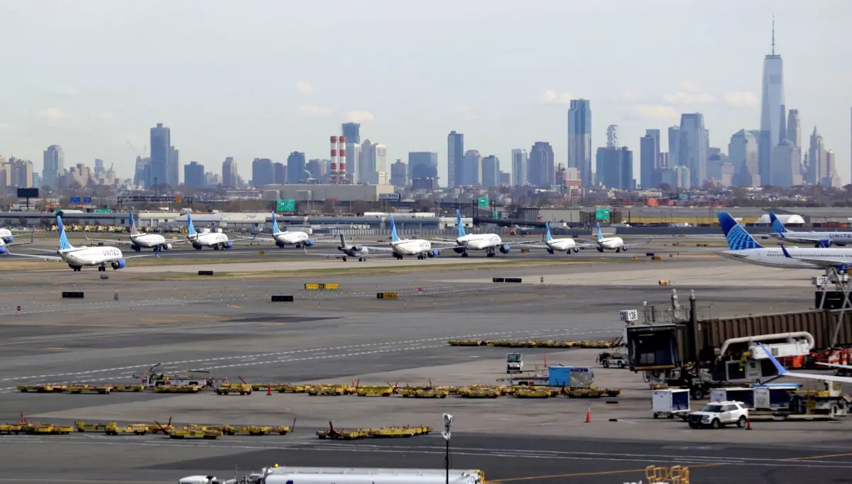 Con el horizonte de la ciudad de Nueva York al fondo, los vuelos de United Airlines se alinean para despegar en el Aeropuerto Internacional Newark Liberty, en Newark, Nueva Jersey, el 7 de noviembre de 2025. (Timothy A. Clary/AFP).