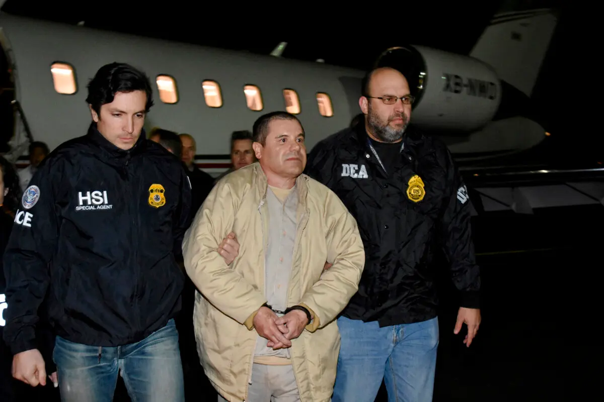 El narcotraficante mexicano Joaquín "El Chapo" Guzmán llega al aeropuerto MacArthur de Long Island, en Ronkonkoma, Nueva York, tras su extradición desde México, el 19 de enero de 2017. (Funcionarios estadounidenses/folleto vía Reuters)