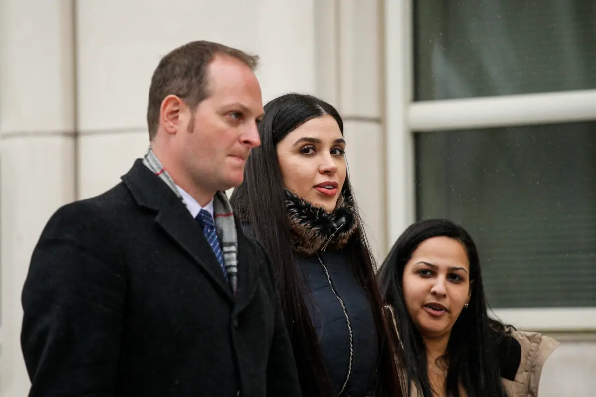 Emma Coronel Aispuro (C), esposa de Joaquín "El Chapo" Guzmán, abandona el tribunal federal de Estados Unidos tras el veredicto del juicio contra Guzmán en Brooklyn, Nueva York, el 12 de febrero de 2019. (Kena Betancur/AFP a través de Getty Images)