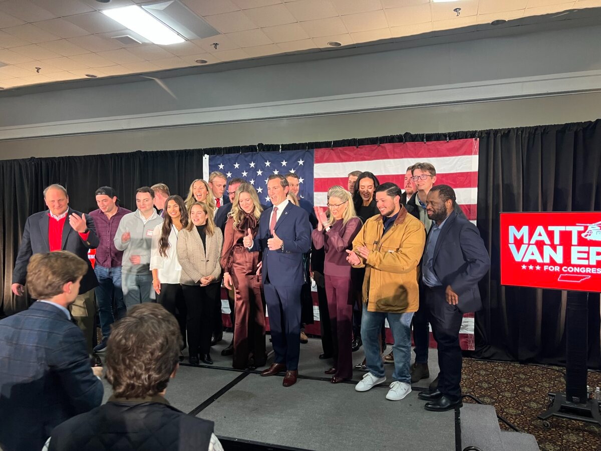 El congresista electo Matt Van Epps (R-TN) levantó los pulgares mientras sonreía para una foto con su equipo tras anunciar su victoria electoral el 2 de diciembre de 2025. (Jacki Thrapp/The Epoch Times).