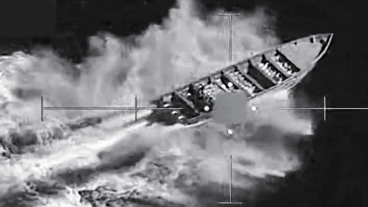 Bajo la dirección del secretario de Guerra Pete Hegseth, la Fuerza Operativa Conjunta Southern Spear llevó a cabo el 21.º ataque de Estados Unidos contra presuntas embarcaciones narcotraficantes el 15 de noviembre de 2025. (Cortesía del Comando Sur de Estados Unidos).