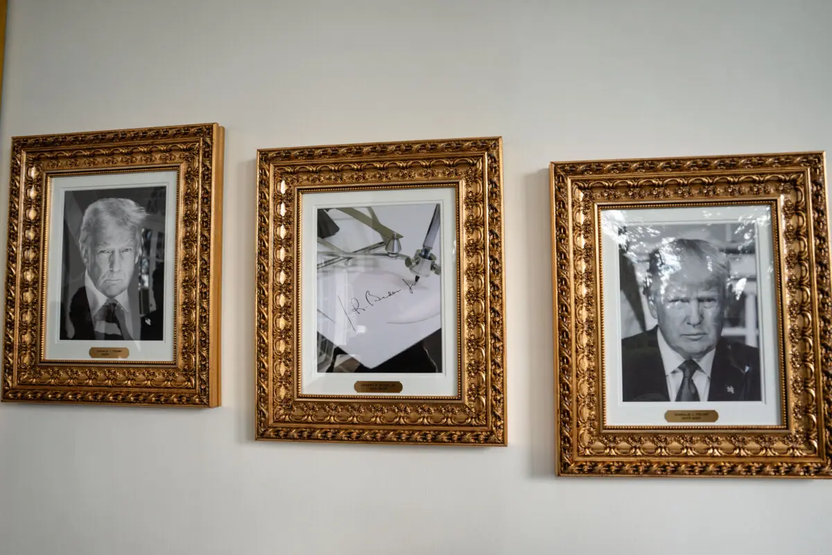 Una foto de la firma autógrafa del expresidente Biden (C) en el nuevo Muro de la Fama Presidencial de la Casa Blanca el 26 de septiembre de 2025. (Madalina Kilroy/The Epoch Times).