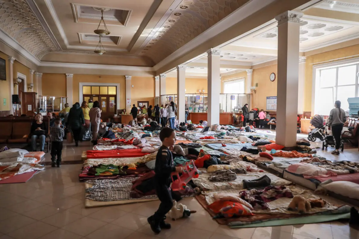 <em>Niños jugando en la sala para madres y bebés de la estación de tren de Lviv, en Ucrania, el 24 de marzo de 2022. (Charlotte Cuthbertson/The Epoch Times)</em>