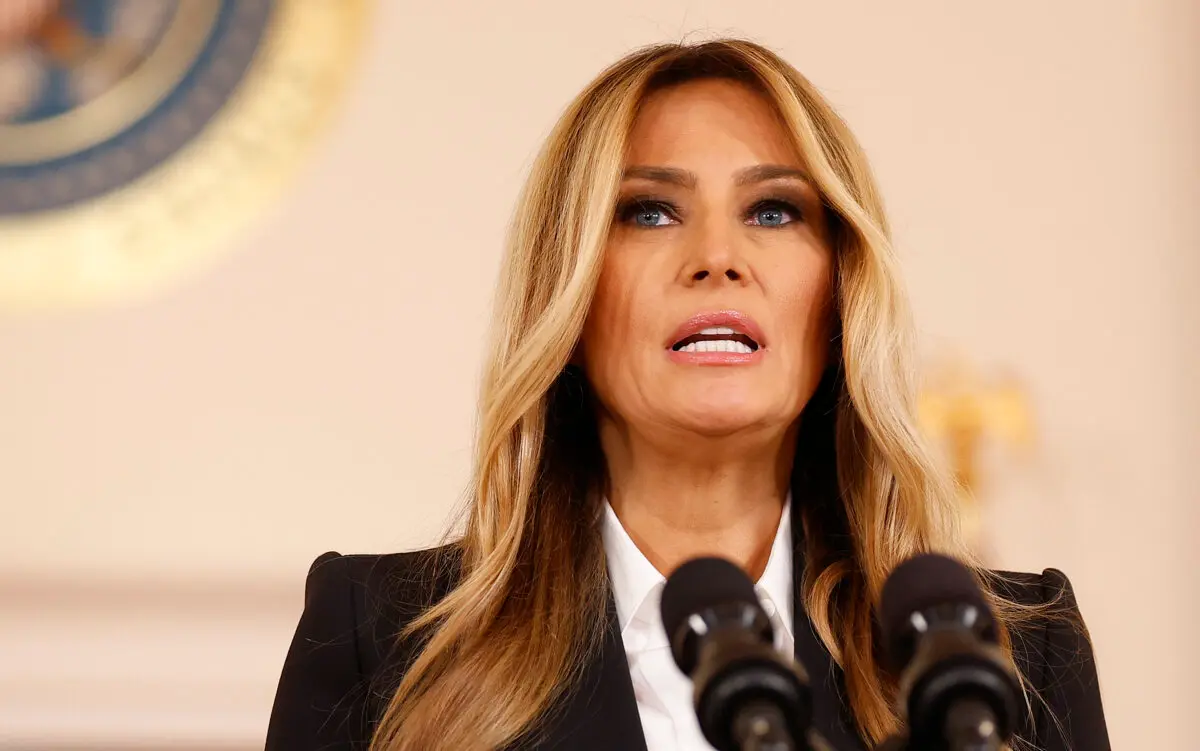 <em>La primera dama Melania Trump pronuncia un comunicado en el Gran Vestíbulo de la Casa Blanca el 10 de octubre de 2025. (Kevin Dietsch/Getty Images)</em>