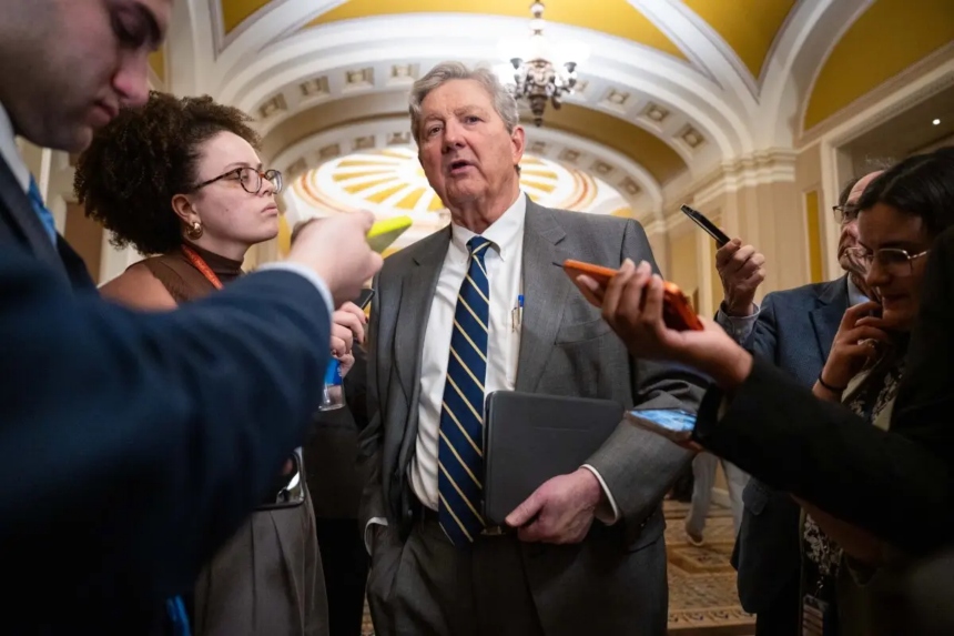 El senador John Kennedy (R-La.) habla con los periodistas en el Capitolio, en Washington, el 2 de diciembre de 2025. (Madalina Kilroy/The Epoch Times)