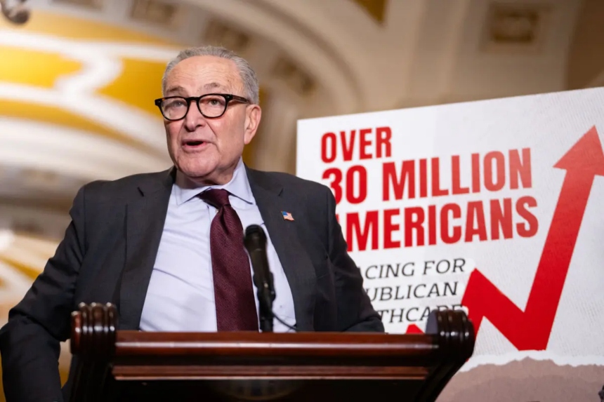 El líder de la minoría del Senado, Chuck Schumer (D-N.Y.), habla durante una rueda de prensa semanal en el Capitolio, en Washington, el 2 de diciembre de 2025. (Madalina Kilroy/The Epoch Times)