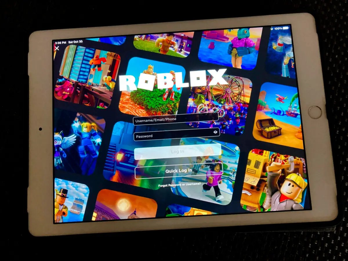 <em>La plataforma de juegos Roblox se muestra en una tableta en Nueva York, el 30 de octubre de 2021. (Leon Keith/AP Photo)</em>