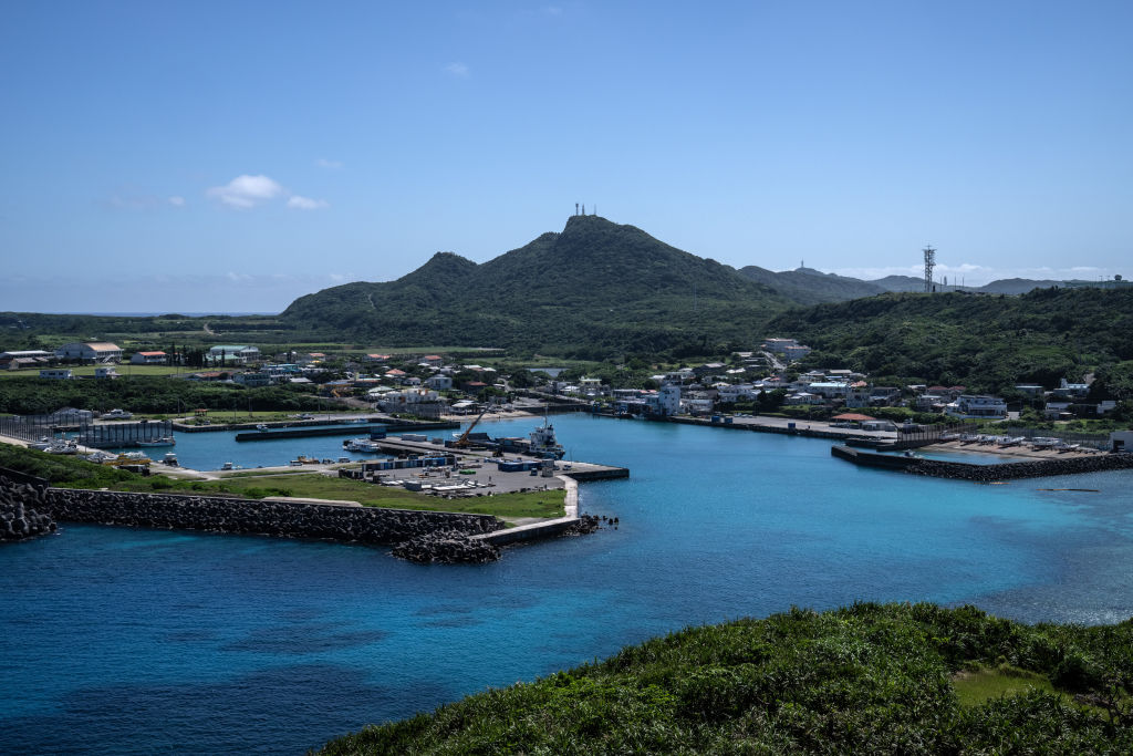 Torres de radar se alzan sobre las colinas que dominan la ciudad portuaria de Kubura el 13 de abril de 2022 en Yonaguni, Japón. (Carl Court/Getty Images)