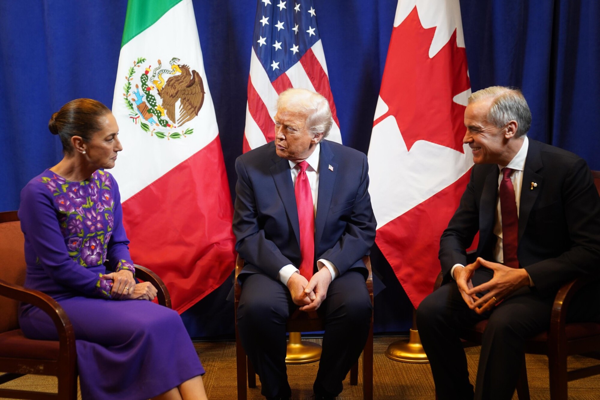 De izquierda a derecha, la presidenta de México, Claudia Sheinbaum; el presidente de Estados Unidos, Donald Trump; y el primer ministro de Canadá, Mark Carney, posando durante el sorteo del Mundial de Fútbol FIFA 2026 este viernes, en el Kennedy Center de Washington, Estados Unidos. (Créditos: Gobierno de México)