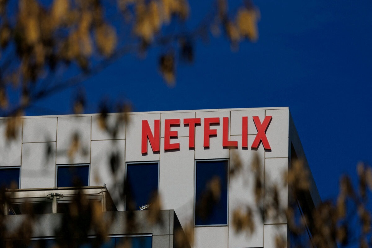 El logotipo de Netflix se muestra en uno de sus edificios en el barrio de Hollywood, en Los Ángeles, el 2 de diciembre de 2025. (Reuters/Mike Blake).