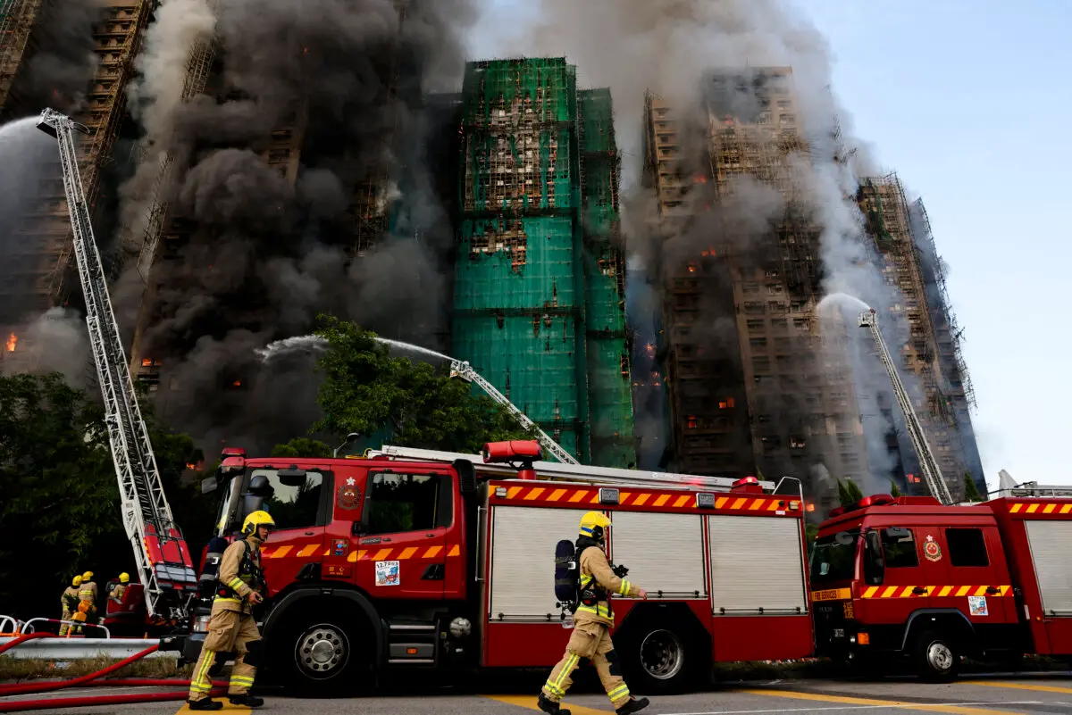 Los bomberos trabajan para extinguir las llamas que envuelven los andamios de bambú de varios edificios de la urbanización Wang Fuk Court en Tai Po, Hong Kong, el 26 de noviembre de 2025. (Tyrone Siu/Reuters)