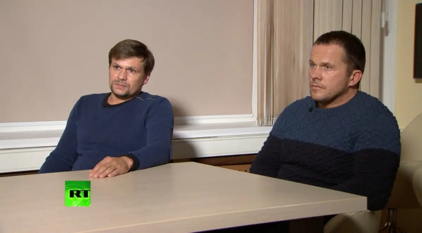 Alexander Petrov (izquierda) y Ruslan Boshirov (derecha) durante una entrevista televisiva en un lugar no identificado de Rusia, el 13 de septiembre de 2018. (RT/Handout vía Reuters TV)