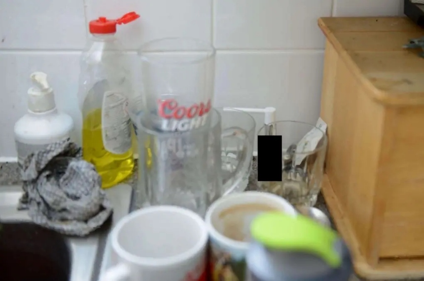 Imagen sin fecha que muestra el frasco de perfume (detrás del rectángulo negro) que contenía Novichok, encontrado en la casa de Charlie Rowley en Amesbury, Inglaterra, tras la muerte de su novia Dawn Sturgess el 8 de julio de 2018. (Policía Metropolitana/Investigación sobre Dawn Sturgess)