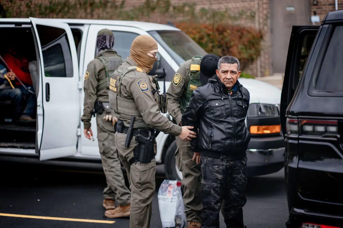 Las personas detenidas a primera hora del día son trasladadas a un aparcamiento situado en el extremo norte de Chicago antes de ser trasladadas a un centro de Inmigración y Aduanas, el 31 de octubre de 2025. (Jamie Kelter Davis/Getty Images).