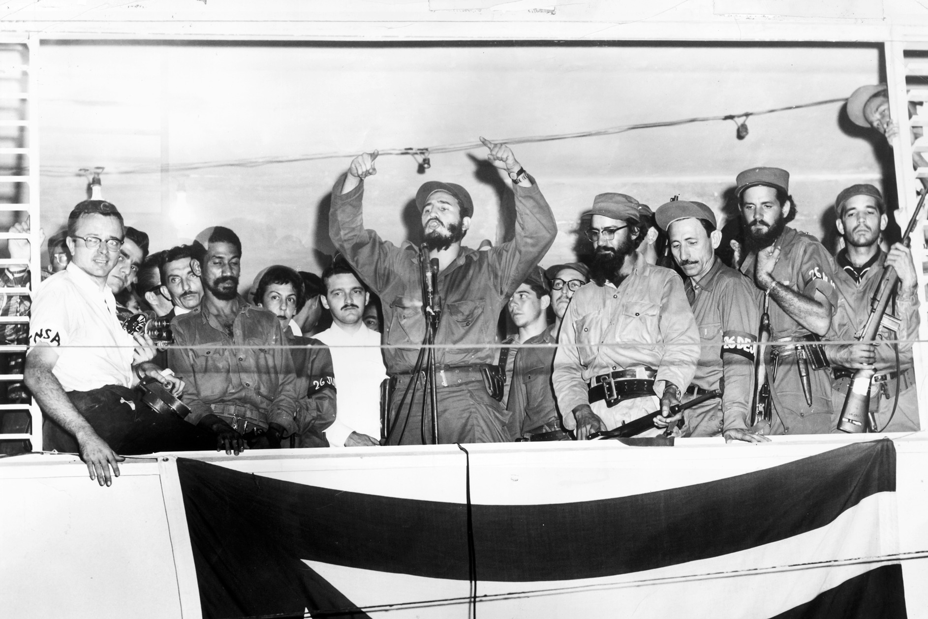 Fidel Castro se dirige a una multitud desde un podio en Camagüey, Cuba, el 4 de enero de 1959. (Hulton Archive/Getty Images).