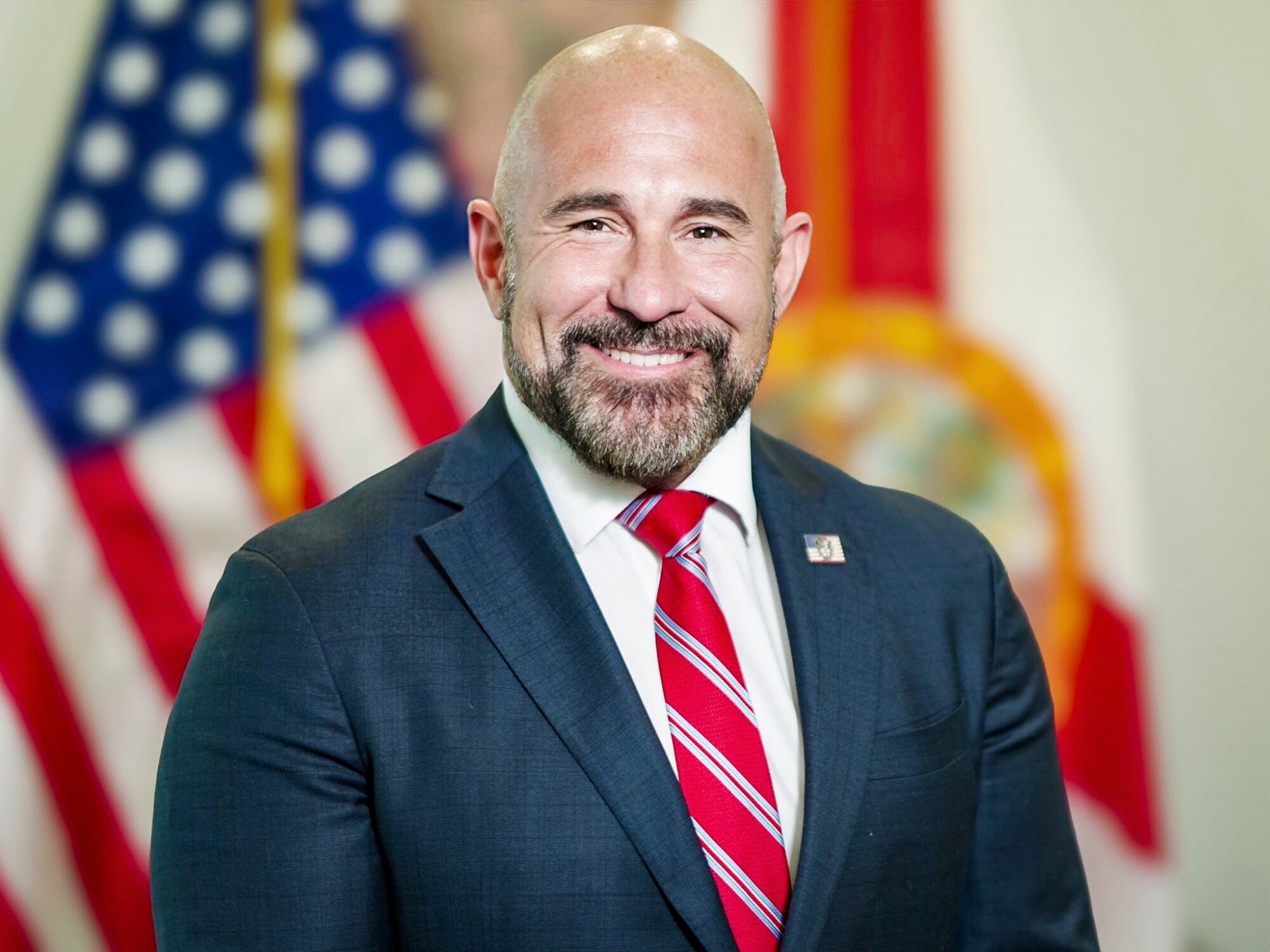 Retrato oficial del vicegobernador de Florida Jay Collins en 2025. El proyecto de ley 1264 del Senado, redactado por el entonces senador estatal Collins, tiene como objetivo enseñar a los estudiantes a reconocer los regímenes comunistas y contrastar sus sistemas con la república constitucional capitalista de libre mercado de Estados Unidos. (Gobierno de Florida).
