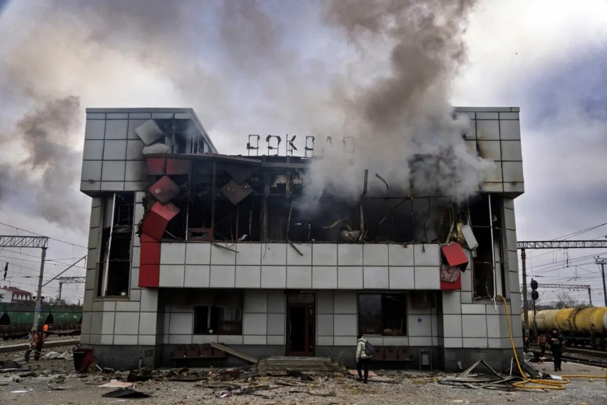Humo se eleva desde una estación de tren gravemente dañada en la ciudad de Fastiv, en la región de Kiev, el 6 de diciembre de 2025. (Serhii Okunev/AFP vía Getty Images)