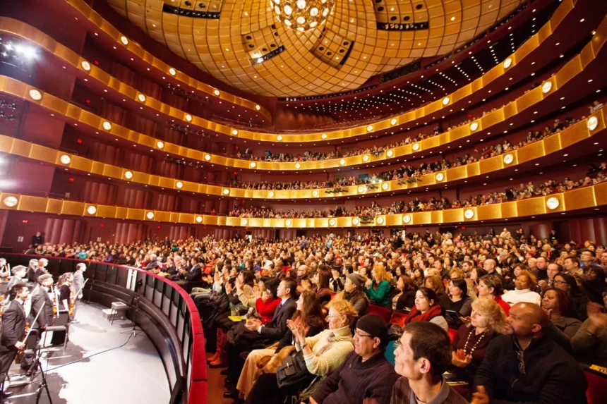 El público asiste a una actuación de Shen Yun Performing Arts en el Lincoln Center de Nueva York, el 14 de enero de 2016. (Larry Dye/The Epoch Times)