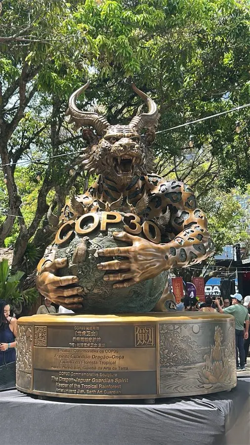 <em>Una estatua titulada "El Espíritu Guardián Dragón-Jaguar", donada por el PCCh, se exhibe en la 30.a Conferencia Anual sobre el Clima de la ONU (COP30) en Brasil. Concebida como símbolo del "Guardián de la Selva Tropical", esta criatura híbrida con cuernos generó reacciones encontradas entre los asistentes. (Cortesía de Alex Newman).</em>