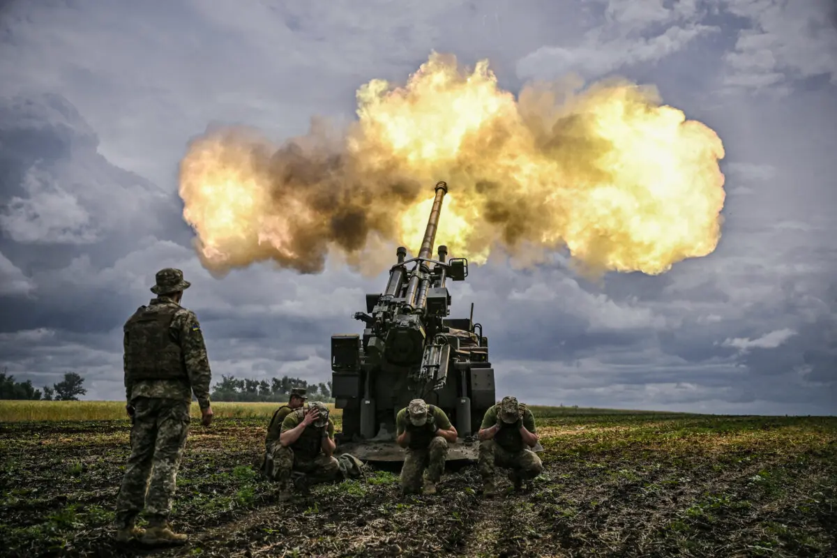 Soldados ucranianos disparan con un cañón autopropulsado francés Caesar de 155 mm y calibre 52 hacia posiciones rusas en el frente de la región de Donbás, en el este de Ucrania, el 15 de junio de 2022. (Aris Messinis/AFP a través de Getty Images)