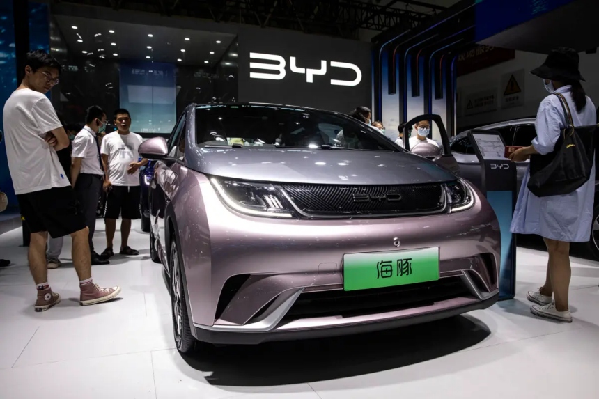 Asistentes observan un BYD Dolphin durante el Salón Internacional del Automóvil de China Central 2022, en Wuhan, provincia de Hubei. (Getty Images)