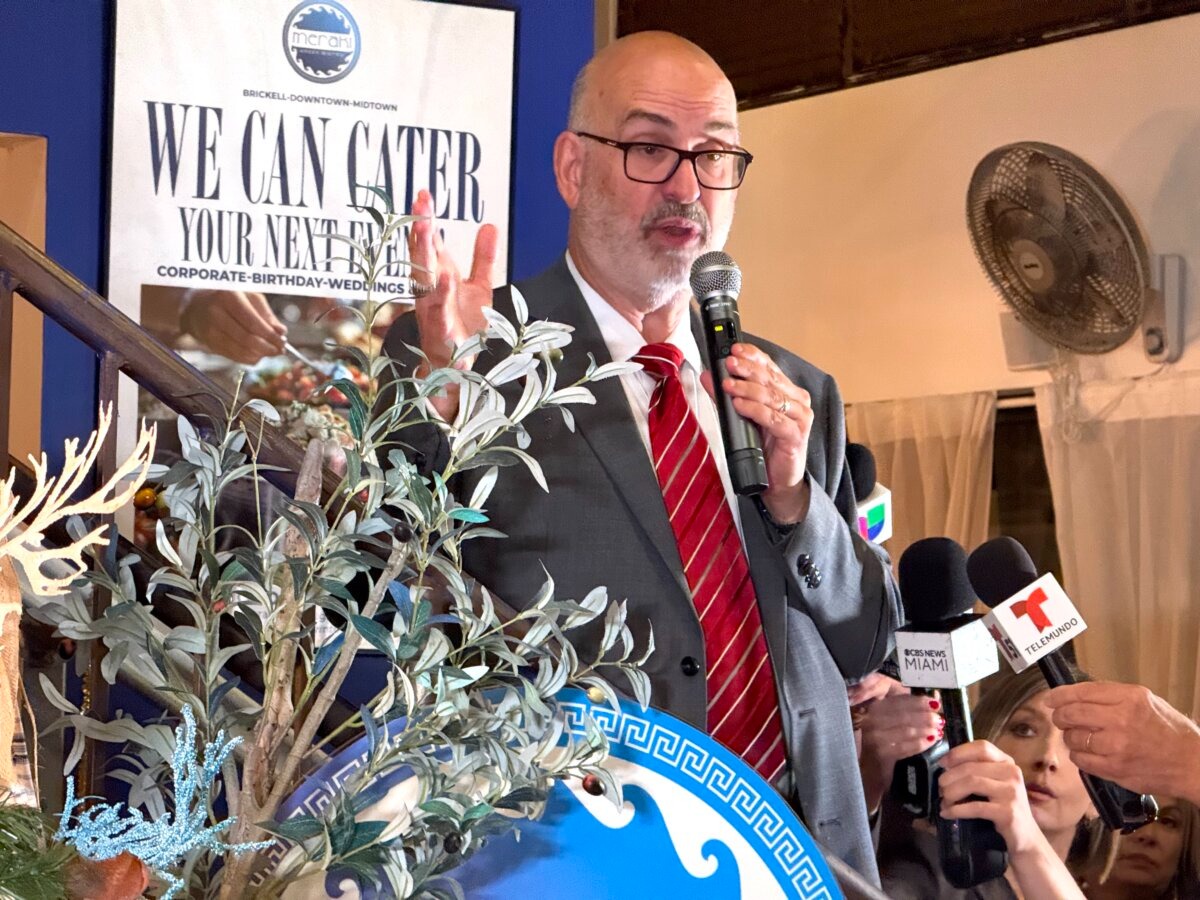 El coronel retirado Emilio González concede la alcaldía de Miami a Eileen Higgins el 9 de diciembre de 2025. (T.J. Muscaro/The Epoch Times).