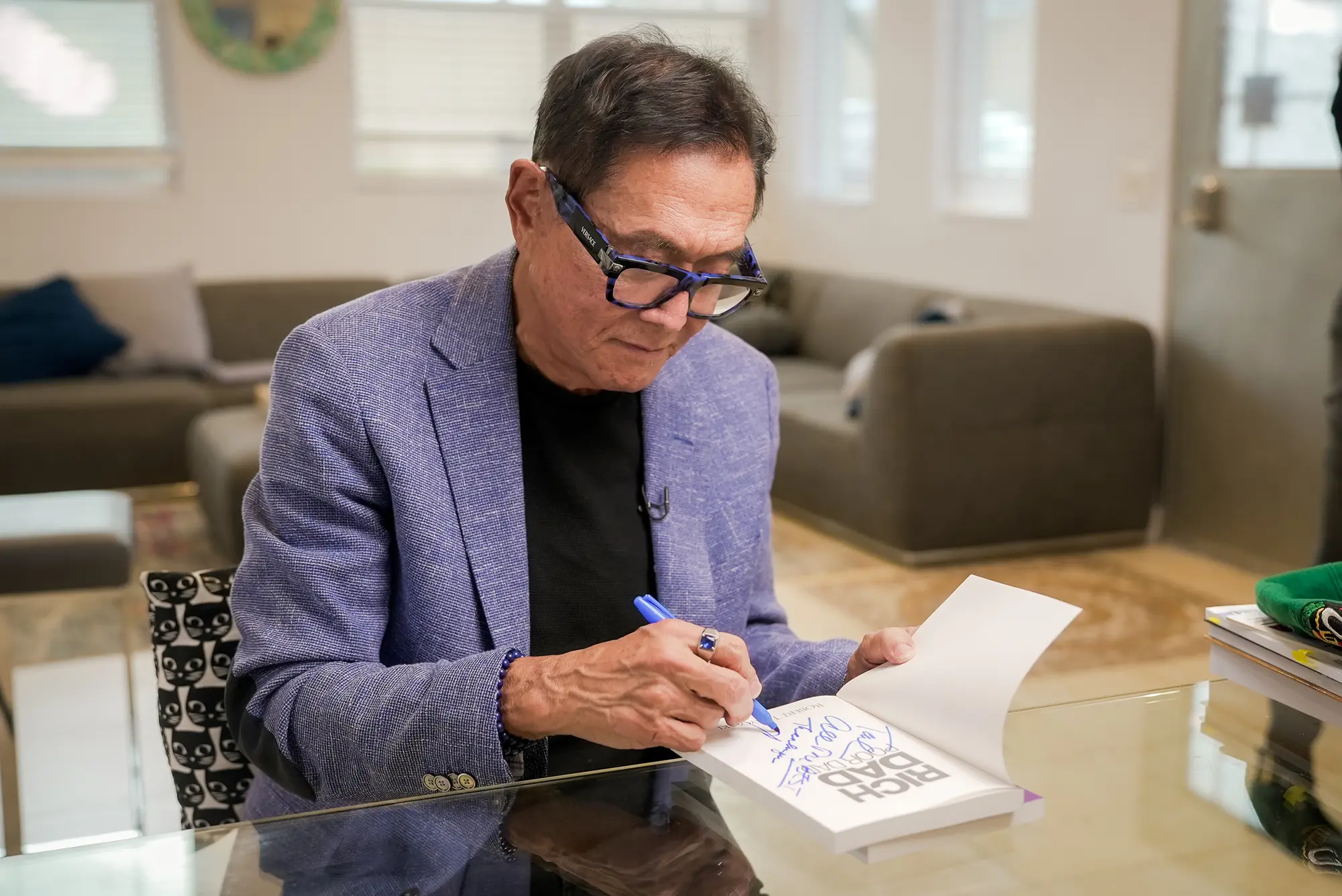<em>Robert Kiyosaki, autor del exitoso libro sobre finanzas personales "Padre rico, padre pobre", en Phoenix el 18 de noviembre de 2020. Kiyosaki dijo que métodos comunistas ocultos están capturando los sistemas financieros de Estados Unidos y robando silenciosamente el poder adquisitivo de los estadounidenses. (Tal Atzmon/The Epoch Times)</em>
